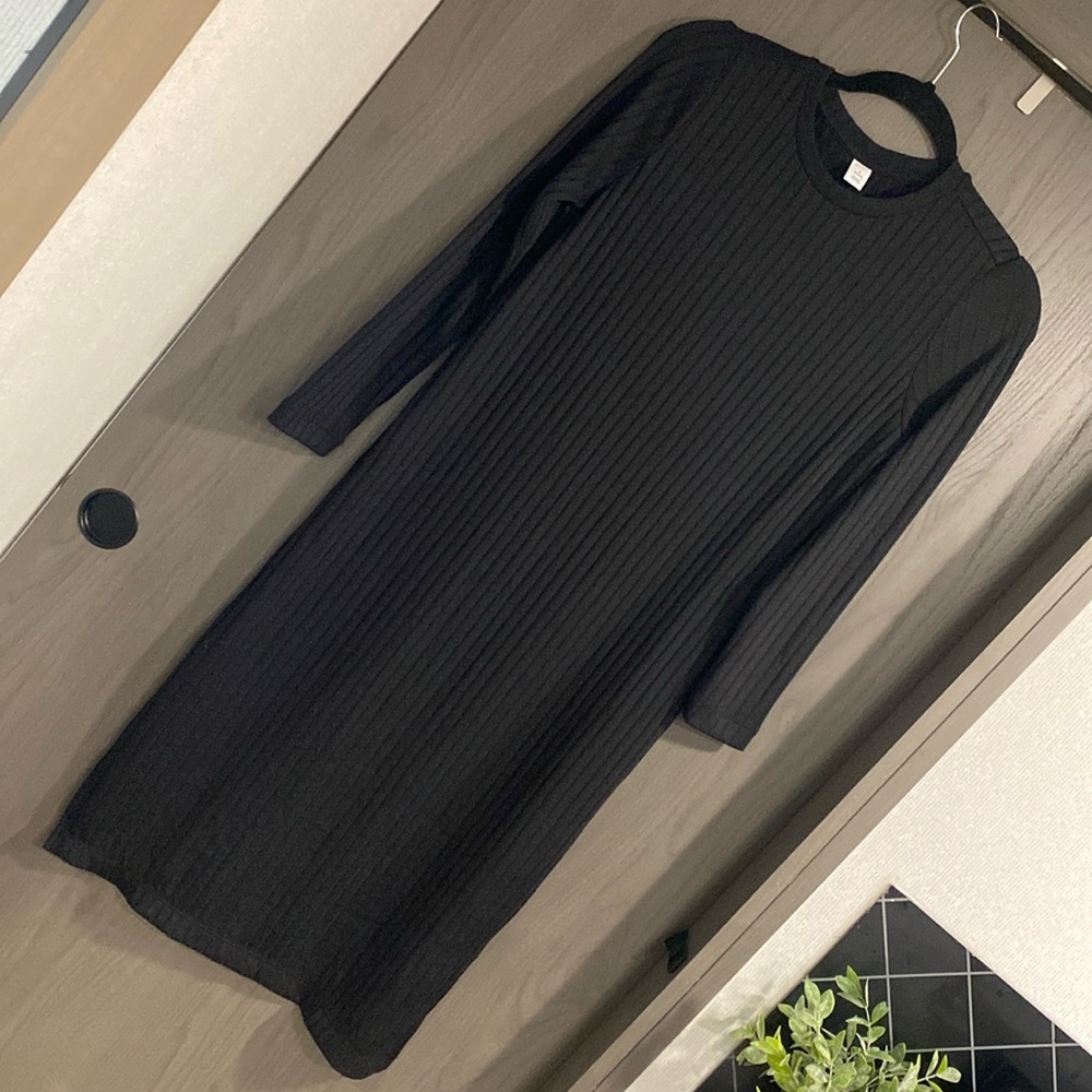 Never Worn but no tag. Old Navy Long Sleeve Midi Dress